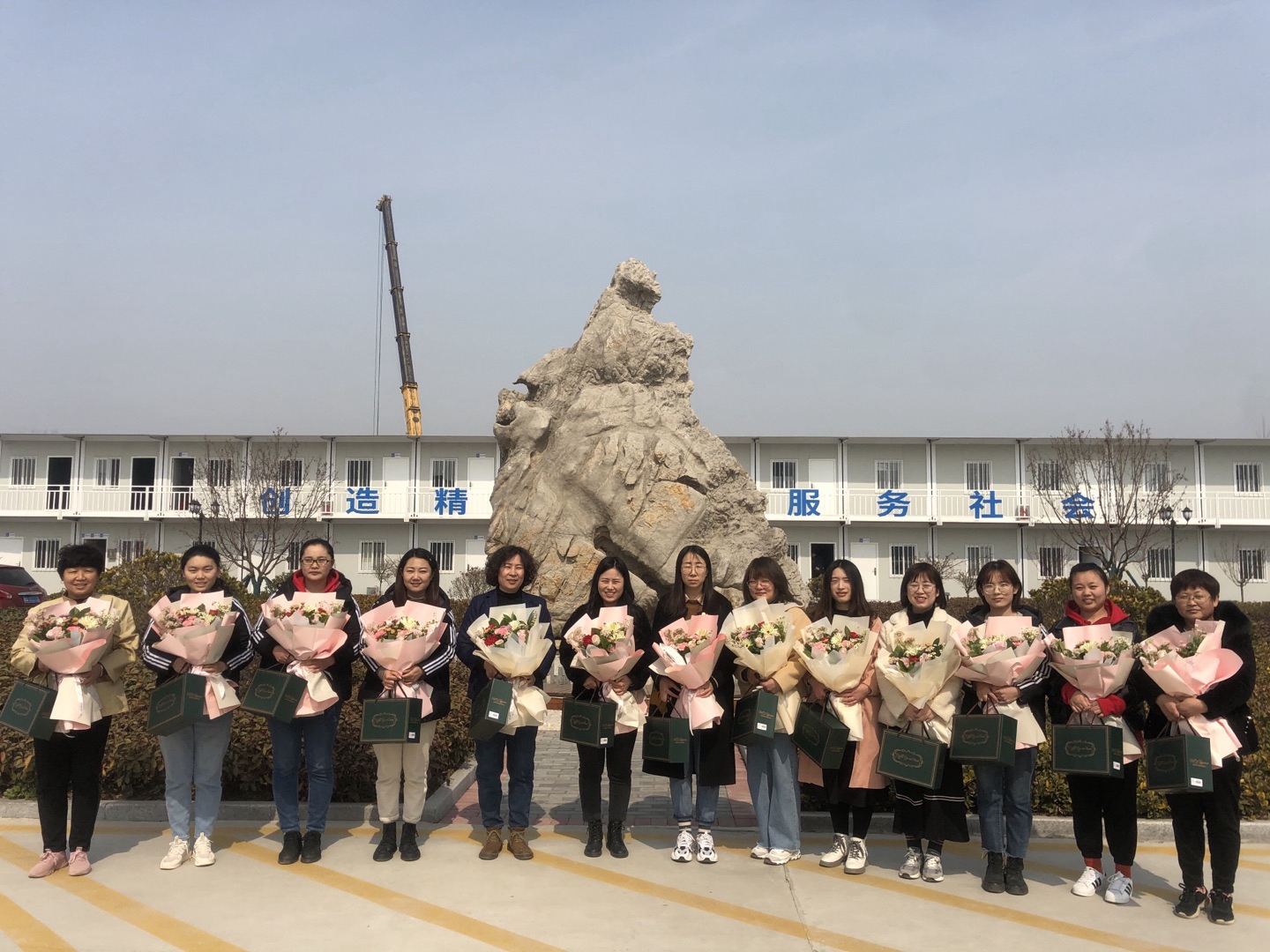 5三公司、項(xiàng)目管理公司為女職工發(fā)放鮮花、禮品.jpg